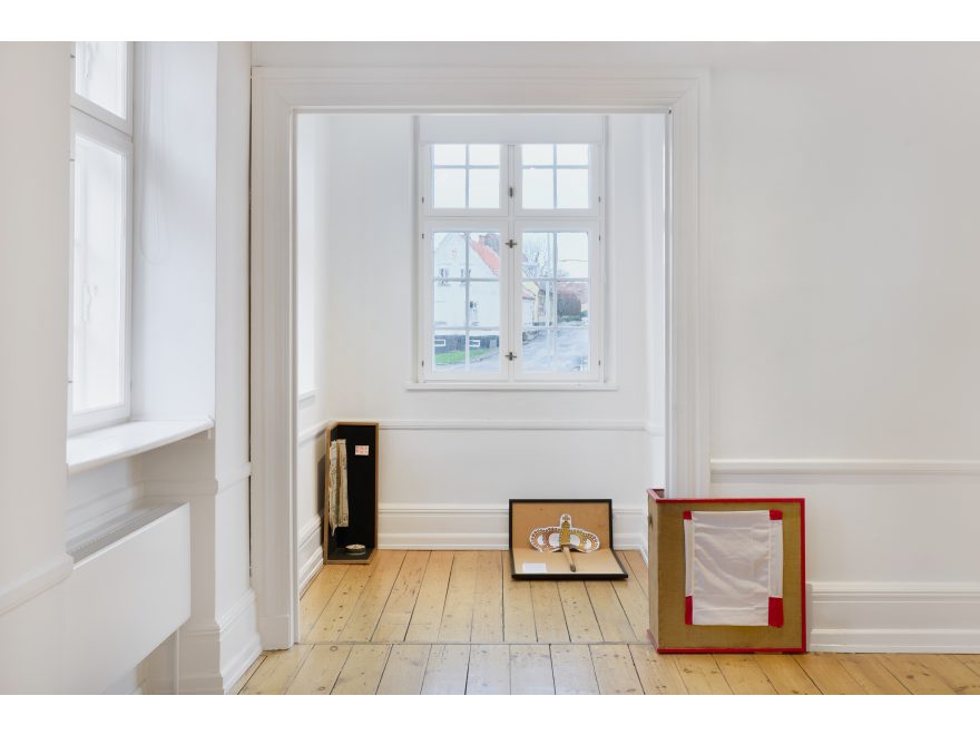 Benjamin Krog Møller, 'Noter til brug for en ny anti-national romantik', installation, 2024. Foto Brian Kure