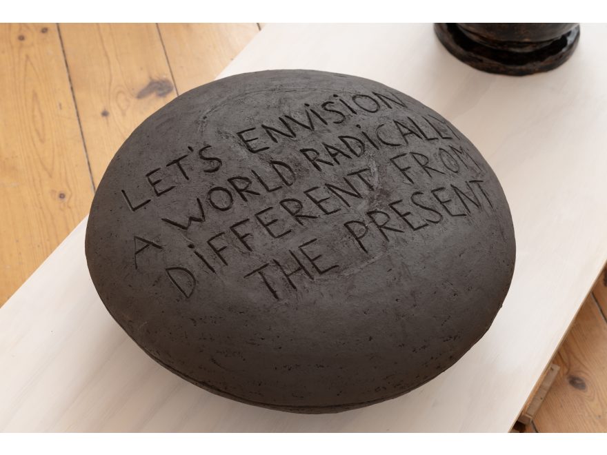 Hesselholdt og Mejlvang, Let’s envision a world radically different from the present, keramikskulptur, 2025. Foto: David Stjernholm