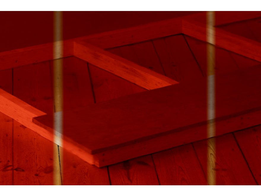 AH-M, udsnit ruminstallation, 248 x 410 x 281 cm, 2026. Foto David Stjernholm
