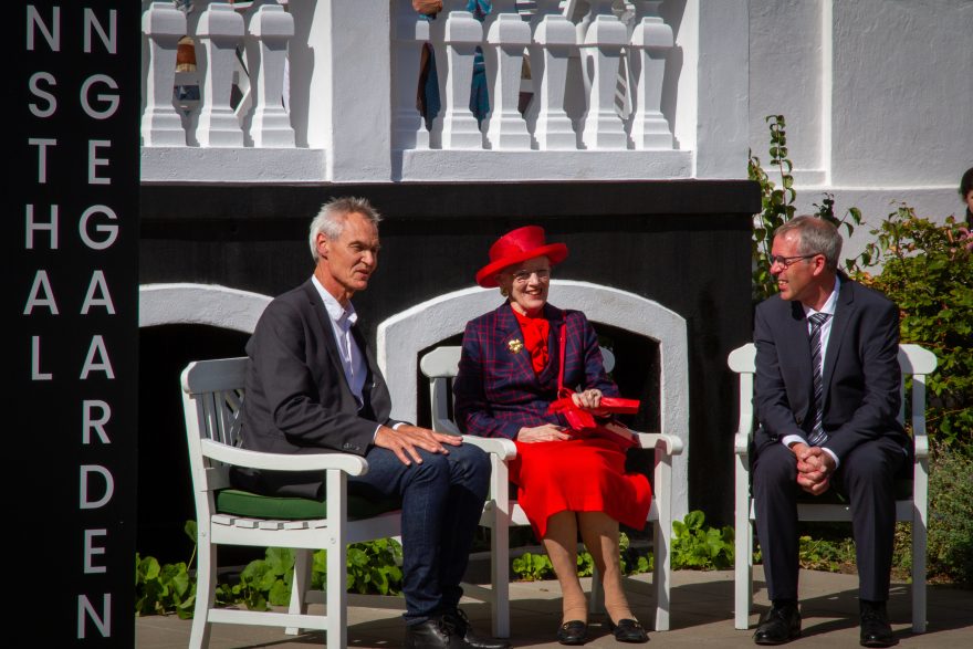 Samtale med Hendes Majestæt på Kongegaardens terrasse...