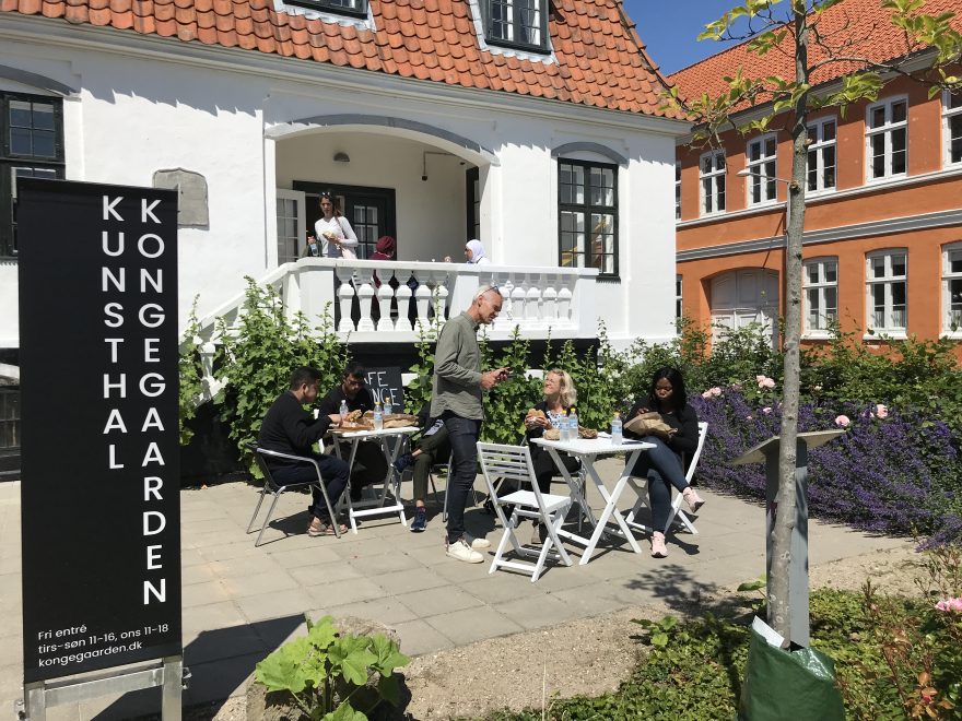 Besøgende i vores café.