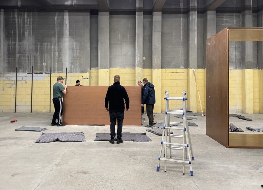 Mikkel Carl og assistenter i færd med at etablere udstillingen i KGX