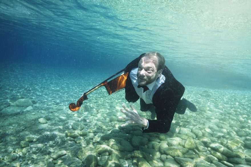 Toke Møldrup (cello) i MESTERMØDE med  Kumi Shimizu (violin) og Tanja Zapolski (piano)