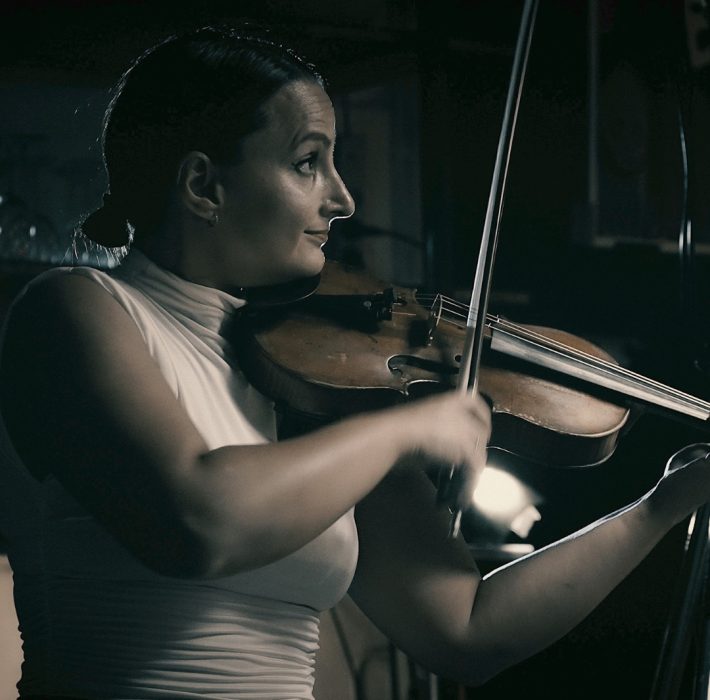 Andrea Gyarfas Brahe spiller violin i LiveStrings.