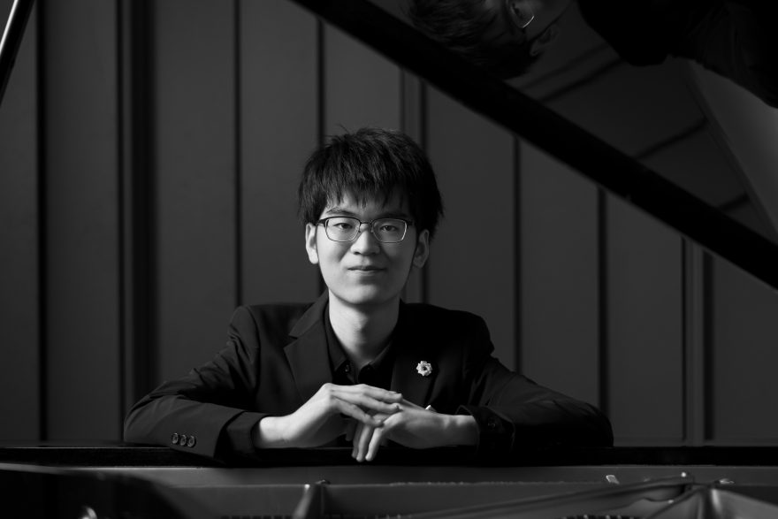Takuma Onodera i sort og hvid. Foto Tom Mckenzie 