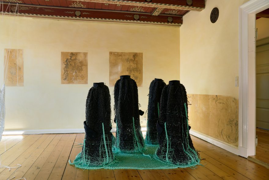 Isabel Berglund, Floating Shirt in Seaweed, 2023 Papir, reb, jern og skjorter