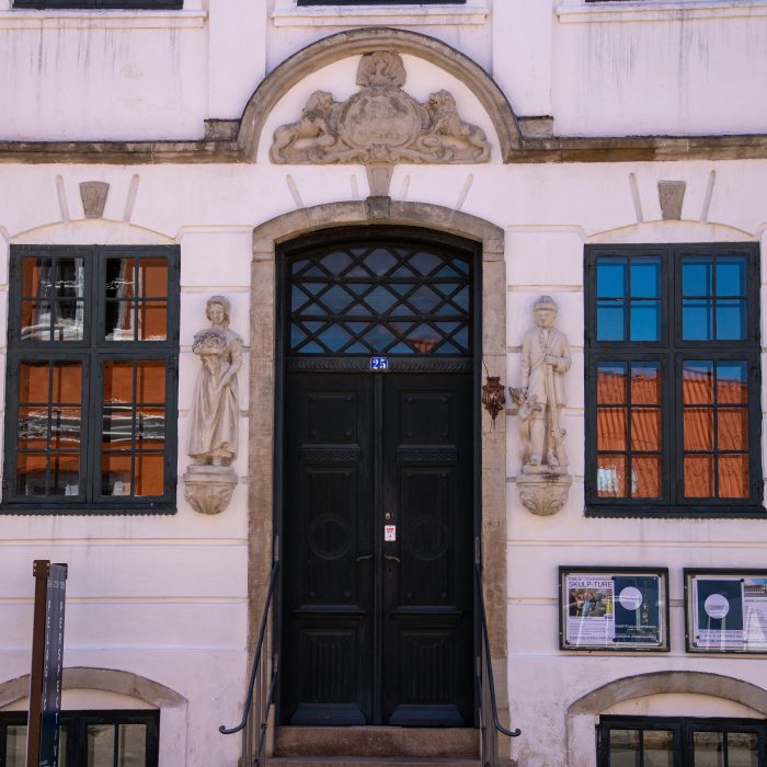 Facadeudsmykningen tæt på.