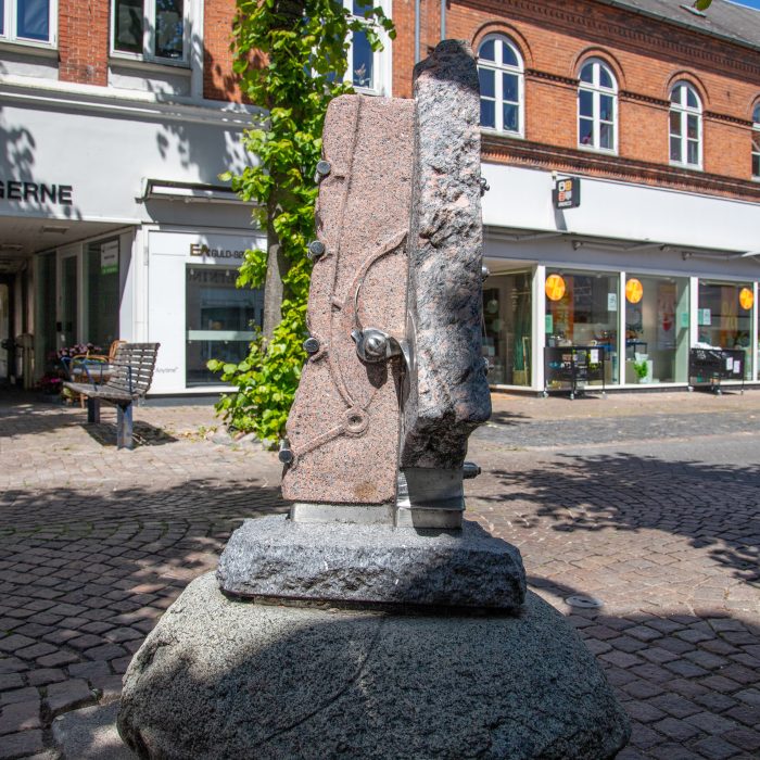 Mogens Søbygaard, Knapper, granit, 1994