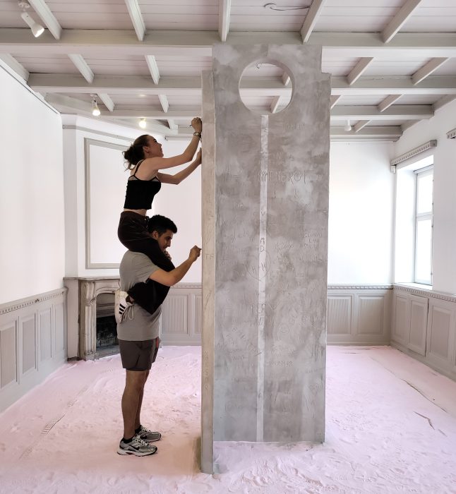 Unge skriver på en interaktiv skulptur af Thomas Øvlisen