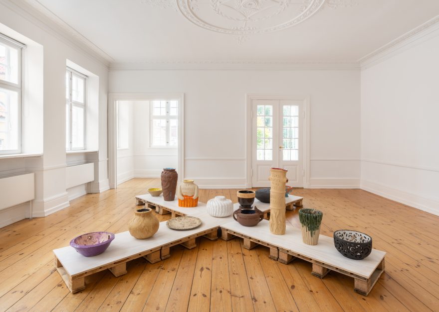 Hesselholdt og Mejlvang, installation med en række keramikværker, 2025. Foto: David Stjernholm