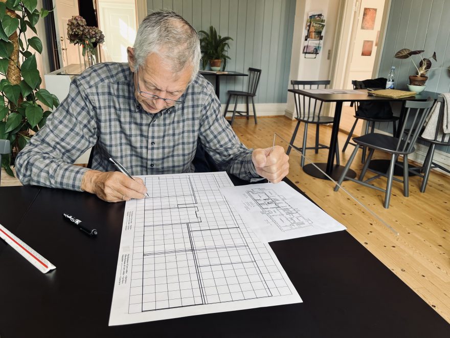 Christina König, procesfoto af jordståleopmåler i Kongegaarden, 2025. Foto: Kunstneren