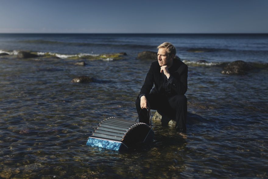Bjarke Mogensen spiller mesterligt på accordeon. Foto: Nikolag Lund