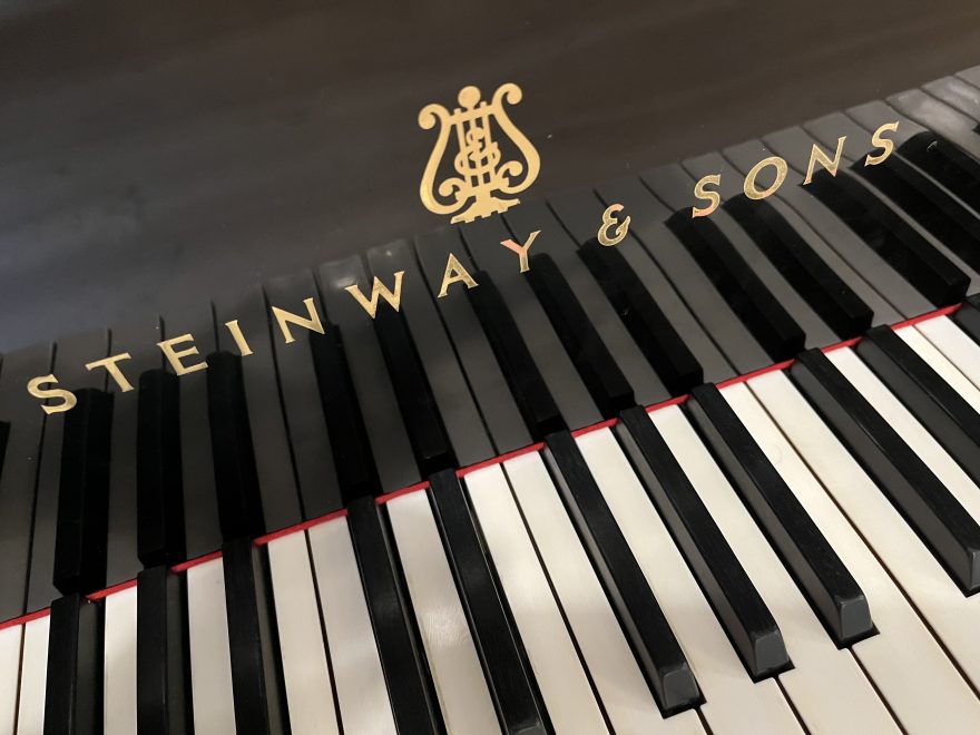 Kongegaarden råder over et Steinway-flygel