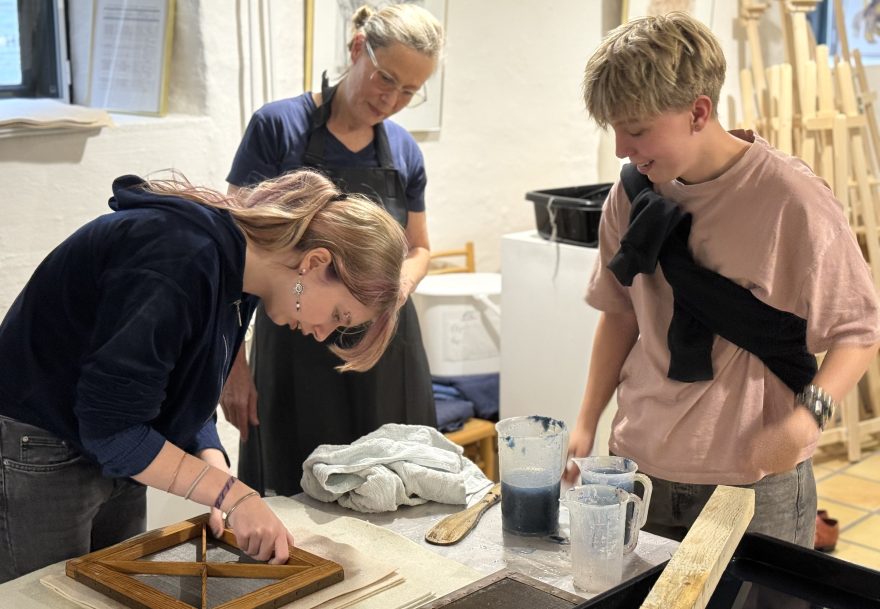Unges Kulturrum havde besøg af kunstneren Signe Guttormsen, der lærte unge at lave papir af gammelt tøj..