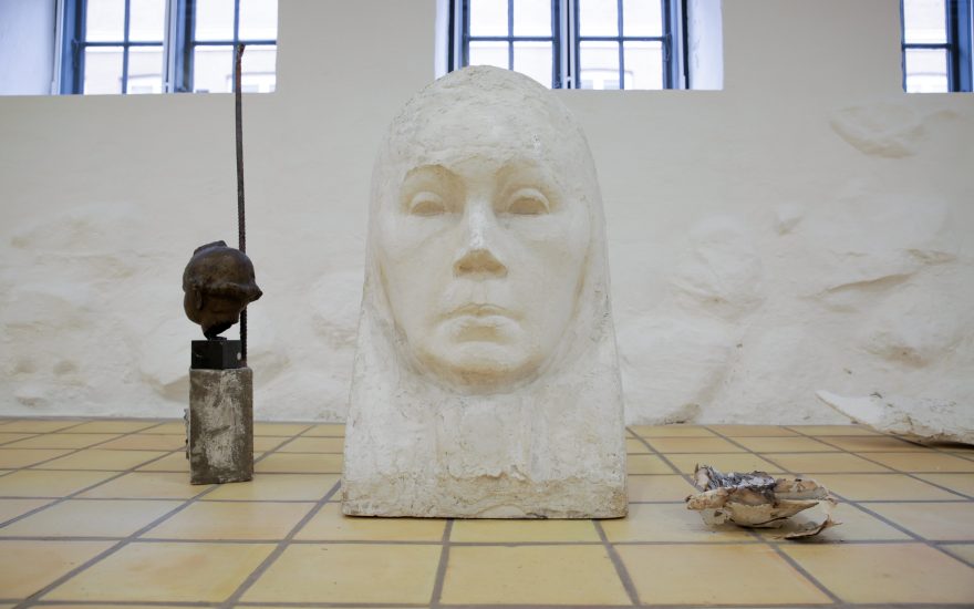 Morten Modin, Spielen (Käthe Kollwitz), 2021, skulpturel installation Kunsthal Kongegaarden. Foto: Martin Fabricius Buchwald