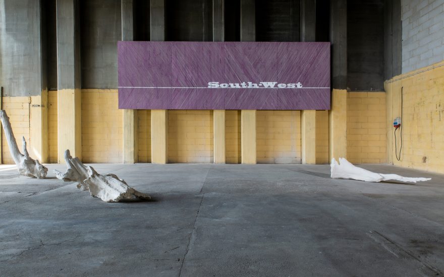 Michael Mørks maleri 'Go West' (2021) foran Dan Stockholms skulpturinstallation 'Paleontological problematica' (2021) 
