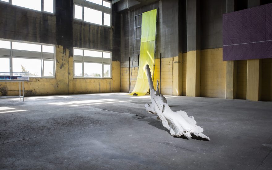 (bagerst) Ruth Campau, Yellow Bend (KongegaardenX), 2021. (forrest) Skulptur af Dan Stockholm, 2021