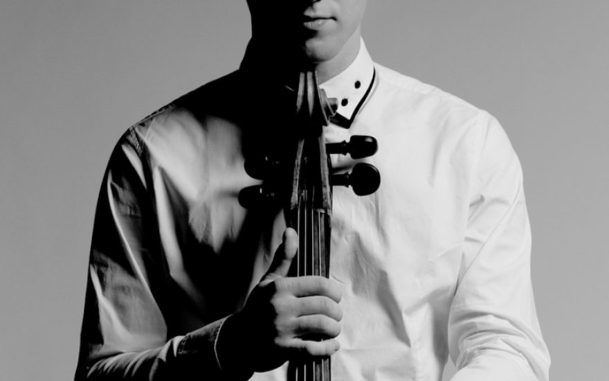 Nick Shugaev spiller på cello