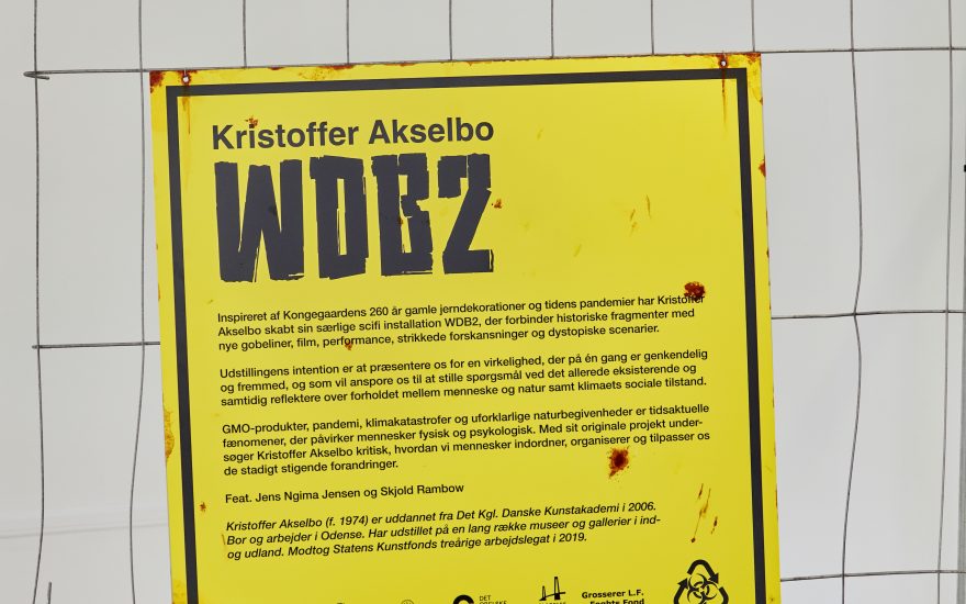 Kristoffer Akselbo, WDB2, infoskilt om udstillingen. Foto: Jenny sundby.
