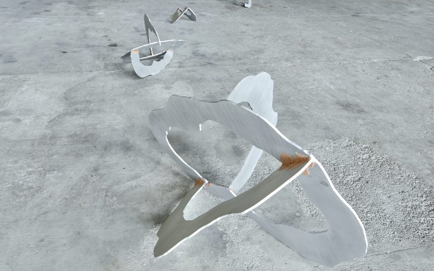Louise Sparre, Process – Cypernetic, gulvinstallation med objekter (4 stk. aluminium strukturer med indfarvet silikone og 4 stk. hårobjekter med lammeskind og flamingo, variabel str.), 90 x 820 x 765 cm. (2022), foto Jenny Sundby
