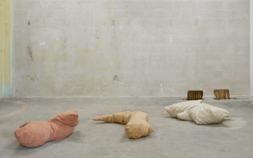 Louise Sparre, Hybrid Kokoner, (3 stk. soft sculptures), læder, ruskind og skumgummi (2022), foto Jenny Sundby