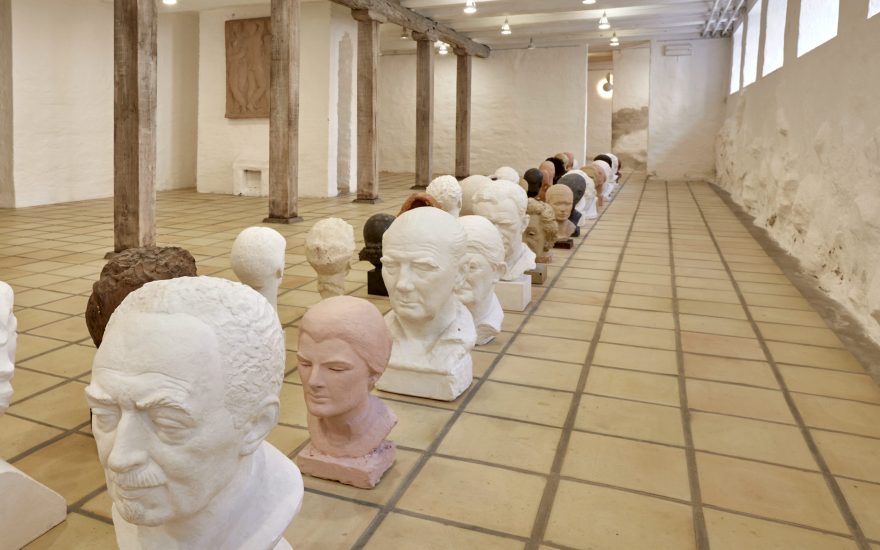 MENS VI VENTER...En række buster skabt af Harald Isenstein