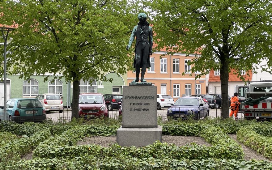 Statue af Jens Baggesen i Korsør