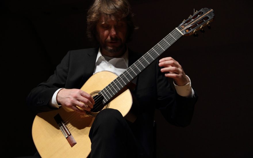 Jens Bang-Rasmussen spiller på klassisk guitar