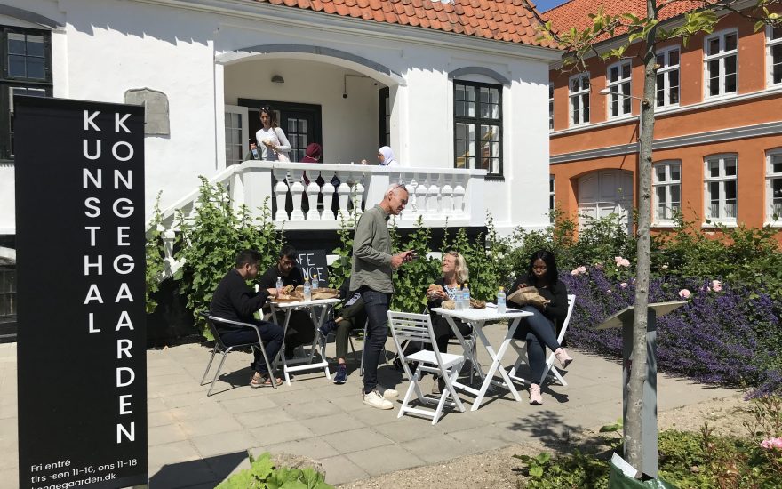 I selskab med et glas Grüner Veltliner taler vi om den ofte svært forståelige samtidskunst.