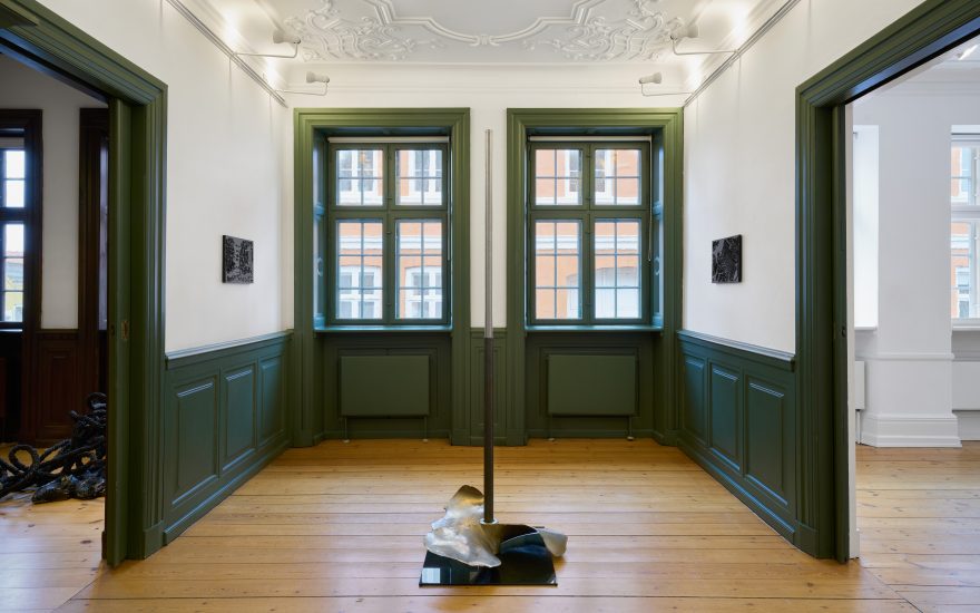 Johan Bech Jespersen, Screw. På væggen Esben Ild Ingeman Larsen, Skærebræt #1 + #2, 2025. Foto Brian Kure.jpg