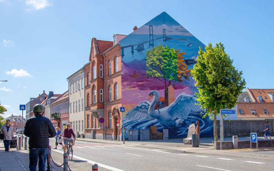 Frederik Hesseldahl, Byens beskytter / Skiftende sæsoner, 4 etagers gavlmaleri, 2021