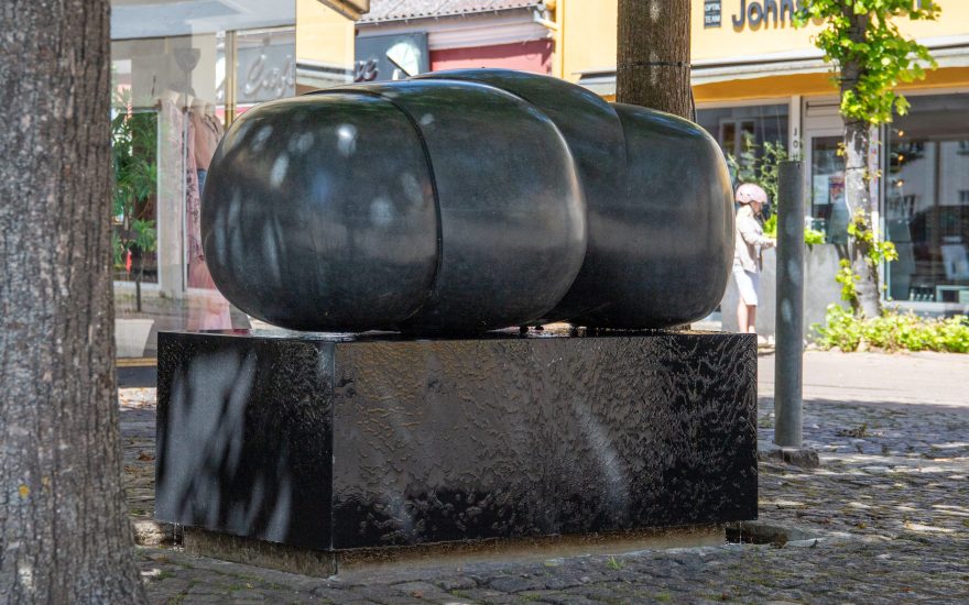 Hans Jørgen Nicolaisen, Vandkunst, marmor, 1987.