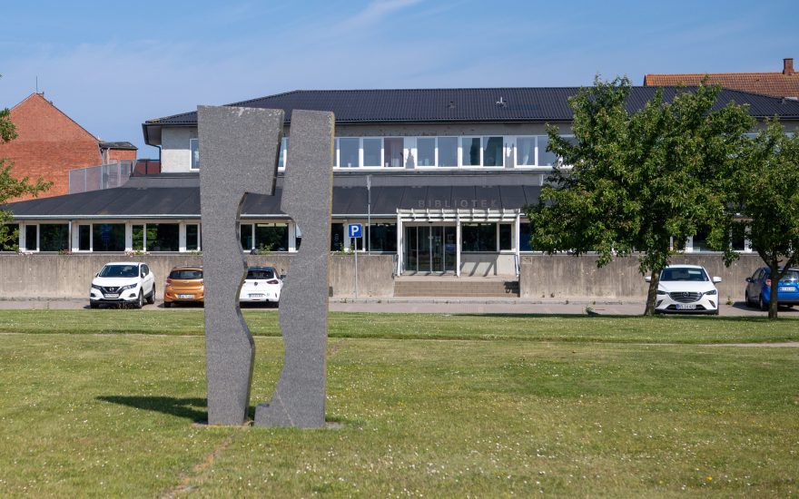 Søren Schaarups skulptur er placeret foran biblioteket på det tidligere baneterræn