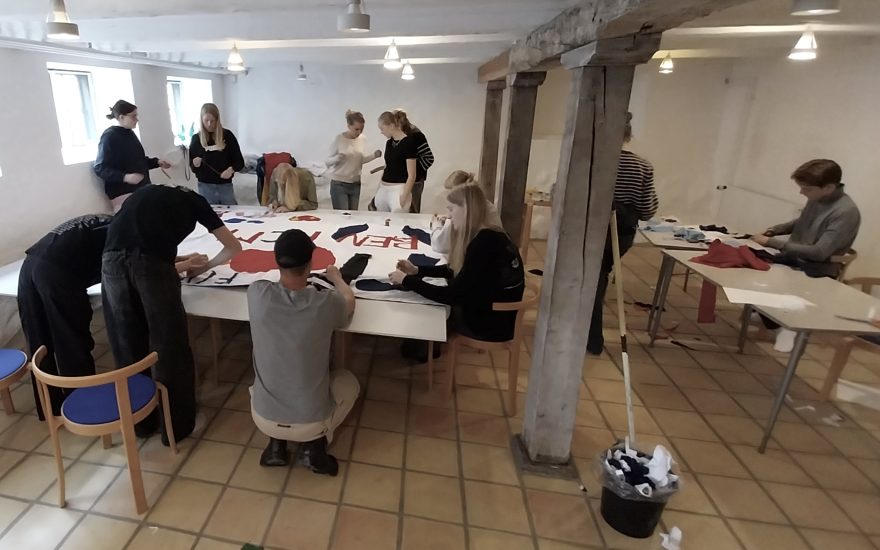 Unge skaber et fælles projekt i Kongegaarden