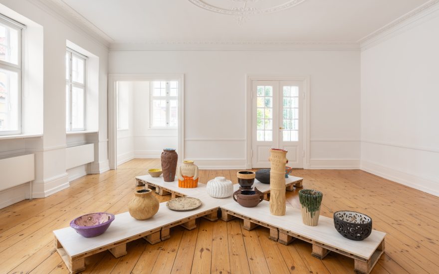 Hesselholdt & Mejlvang, installation med en række keramikværker, 2025. Foto: David Stjernholm