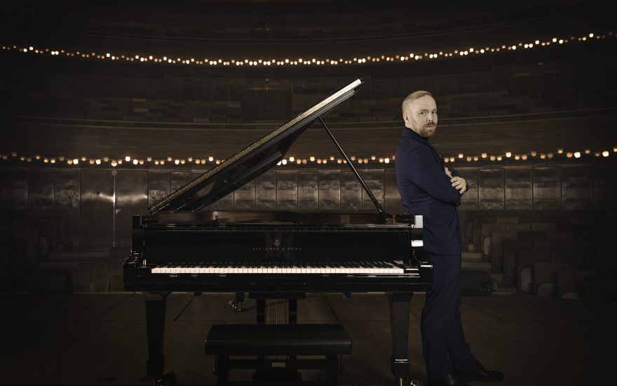 Emil Gryesten spiller 'umulig musik' den 15. januar 2026.