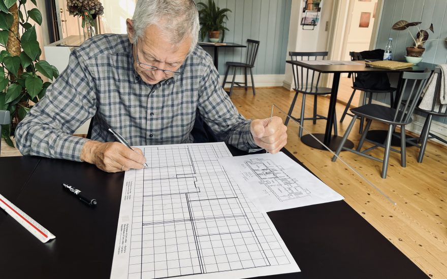 Christina König, jordstråleopmåler i aktion, 2025. Foto: Christina König