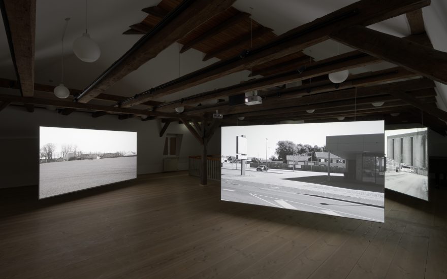 Asmund Havsteen-Mikkelsen, Dehabitation, video-installation 3-chanell, tre film á 7.44 min, 2026. Foto David Stjernholm