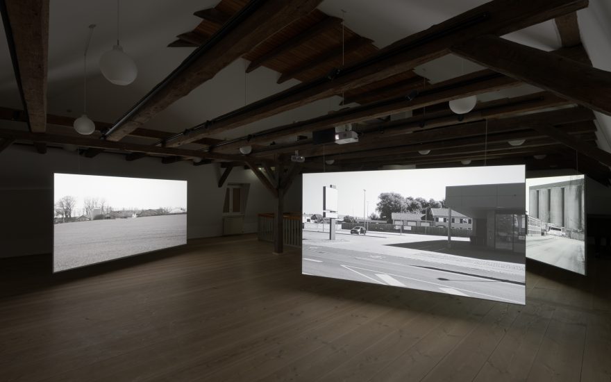 Asmund Havsteen-Mikkelsen, Dehabitation, 3 kanals video-installation, 2026. Foto David Stjernholm