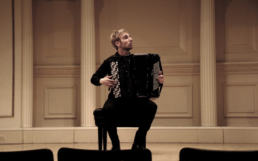 Bjarke Mogensen er en af de mest efterspurgte musikere i Danmark. Foto: Julie Wouvenaar Tovgaard.