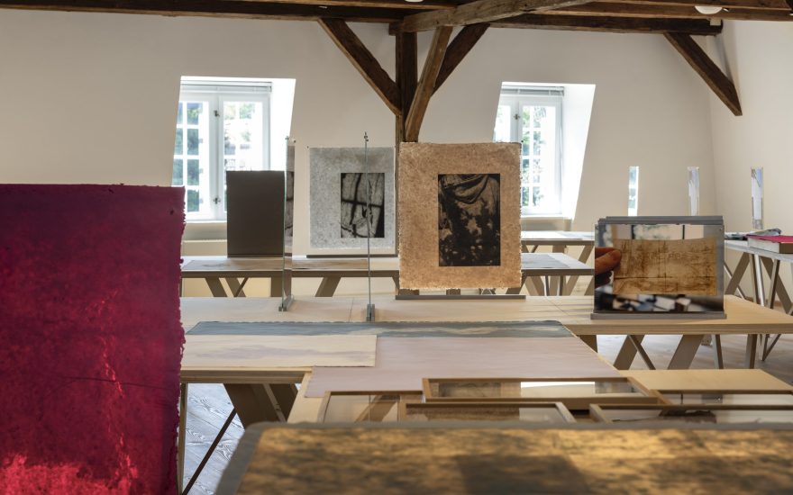 Signe Guttormsen, Mellem OS og Verden, installationsview, 2026. Foto Jan Søndegaardandler gamle klude til smukt papir