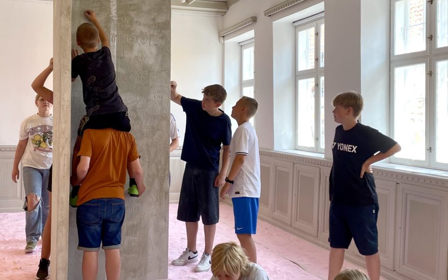 Skoleklasse bearbejder en skulptur...