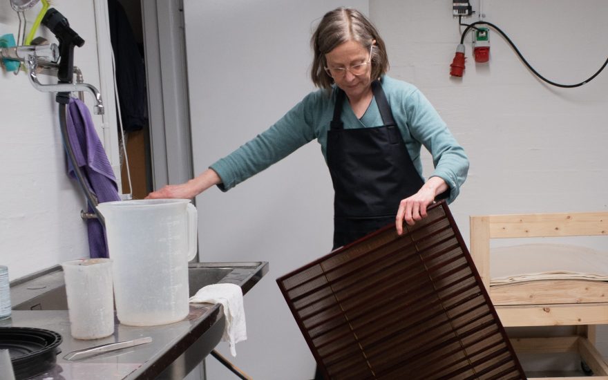Signe Guttormsen i sit værksted. Foto af Selma Daǧdeviren.