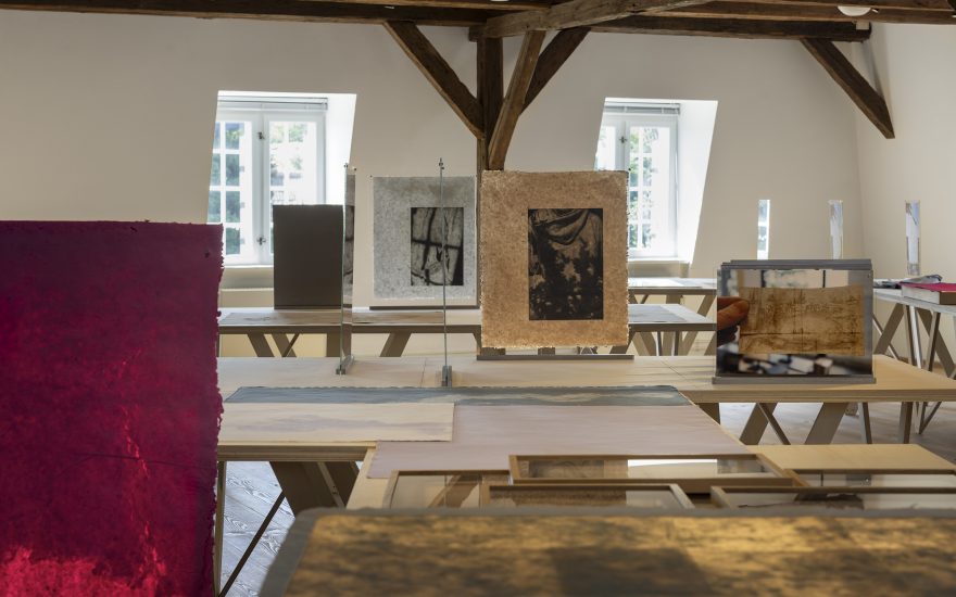 Signe Guttormsen, Mellem OS og Verden, installationsview, 2026. Foto Jan Søndegaardandler gamle klude til smukt papir