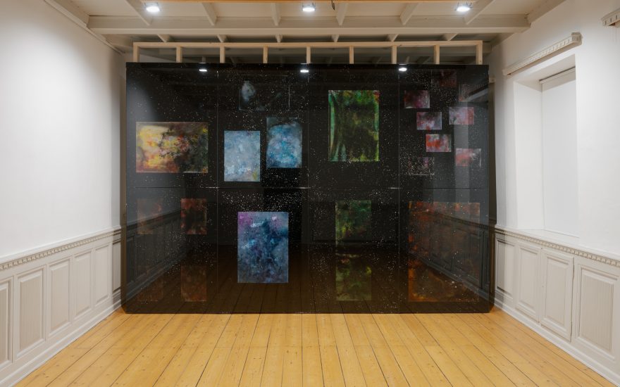 Theis Wendt, The Residual Night, 292×424×4 cm, 2026. Foto: David Stjernholm