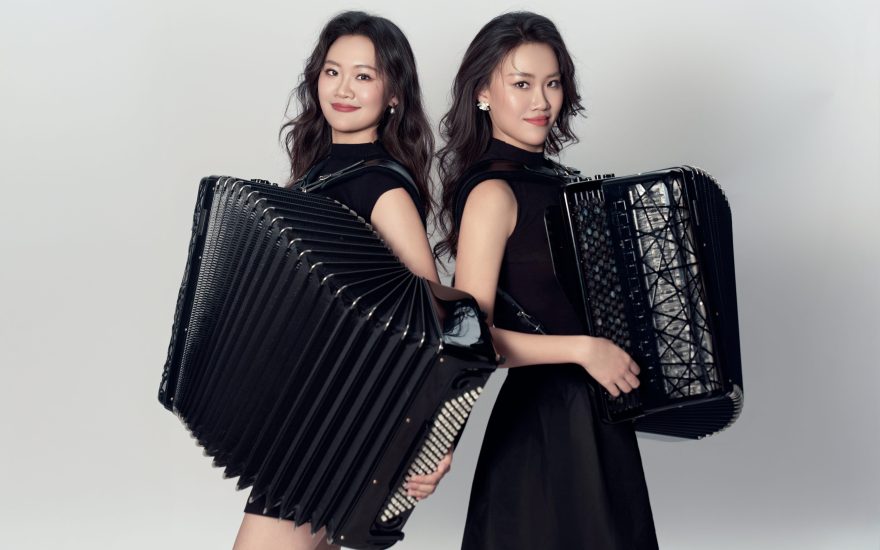 Tvillingerne Wanchen & Wanxu Zhao spiller akkordeon i absolut verdensklasse