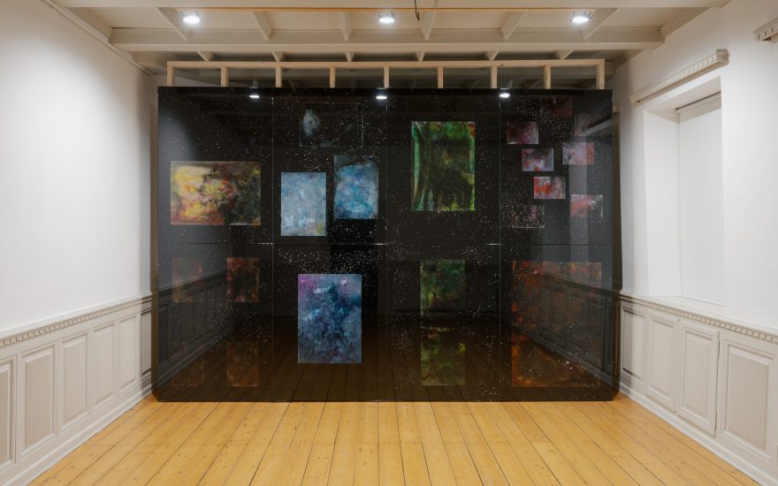Theis Wendt, The Residual Night, 292 × 424 × 4 cm, 2026. Foto: David Stjernholm