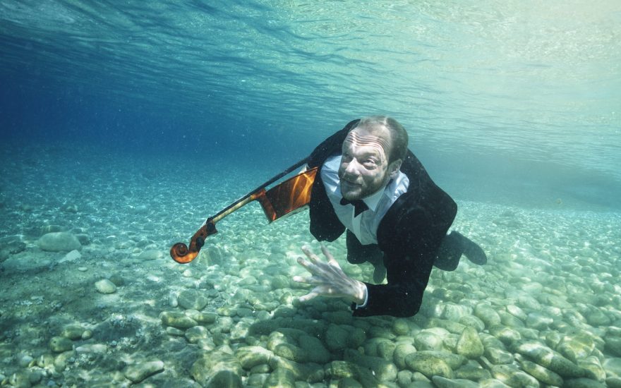 Toke Møldrup spiller cello
